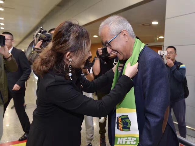 说着，贺老又神色凝重的解释道：刚才他抓住你衣领、把你提起来，整个过程速度快到我都没反应过来。